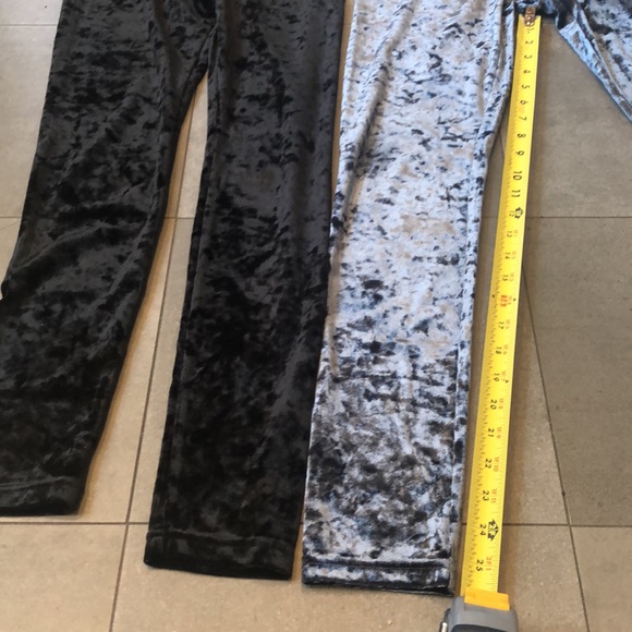 MeMoi Crushed Velvet Leggings in Black - Picture 2 of 3